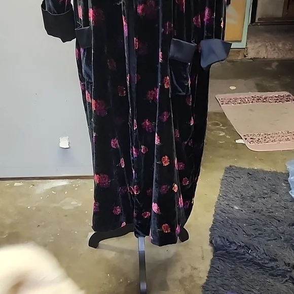 Victoria's secret sexy robe fits like a small medium - Picture 2 of 3